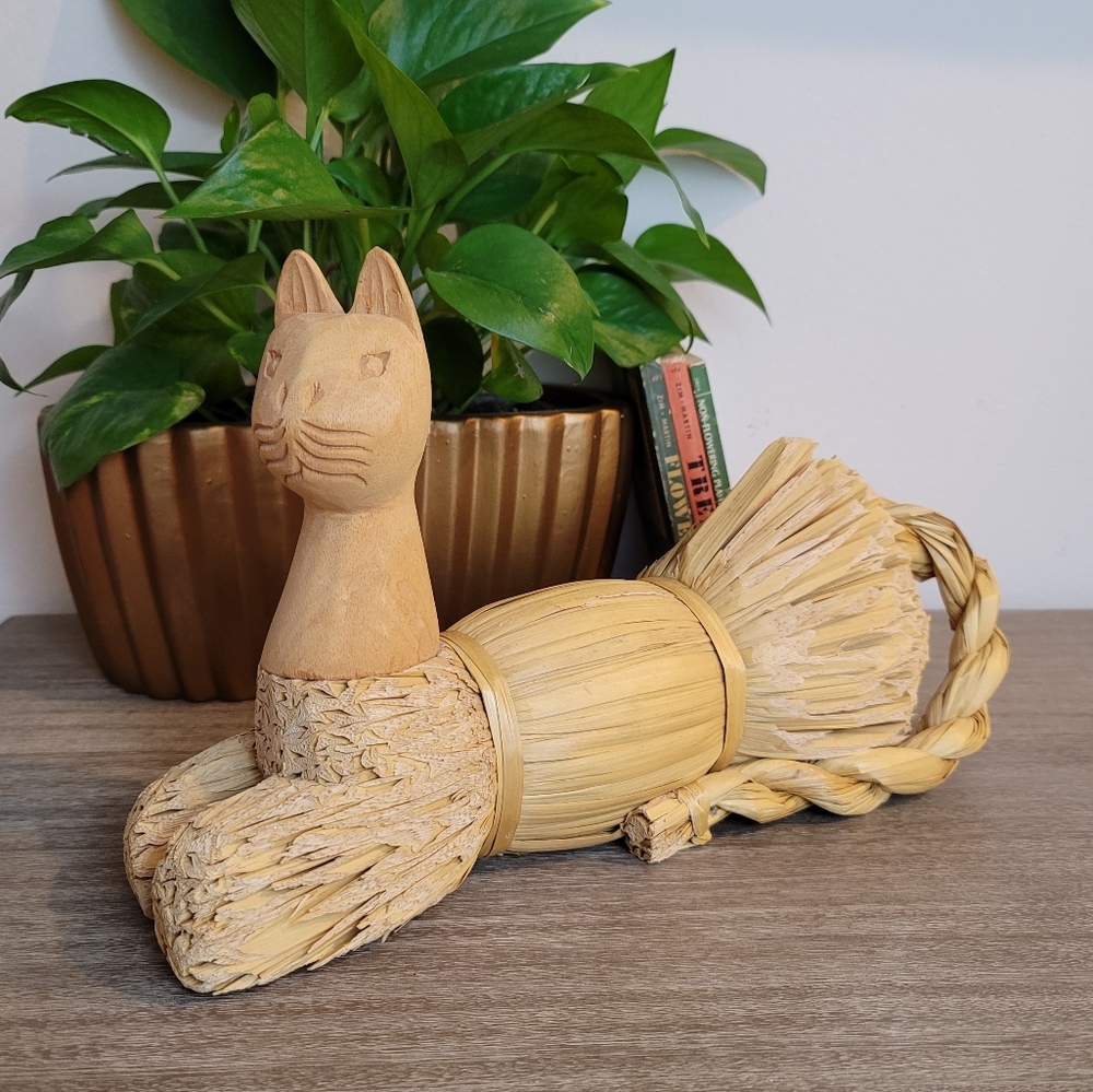 🎉HP VTG Carved Wood + Reed Cat Decoy